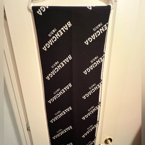 Balenciaga Allover Logo Macro Scarf - Picture 2 of 4